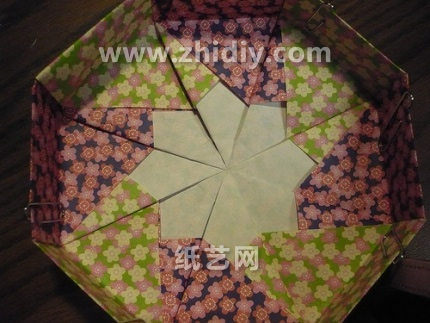 有效折叠的表现点主要在折纸八边形盒子的构型成型上面