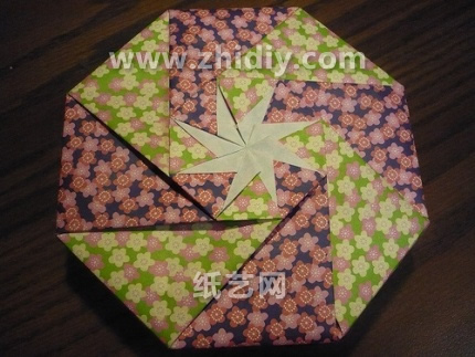 学习折纸这个折纸八边形盒子图解教程帮助我们获得很漂亮的折纸盒子