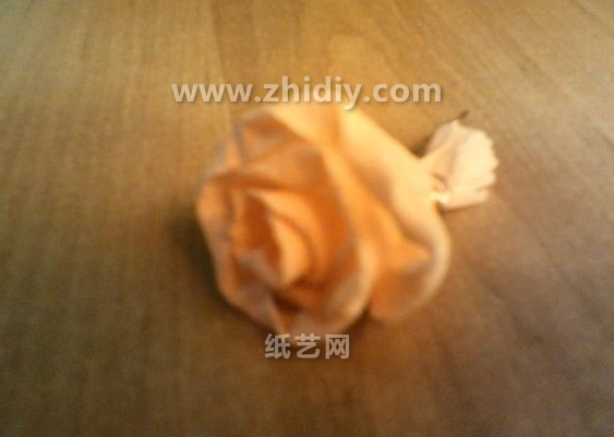 纸玫瑰花束的制作教程同时也教给大家了简单的纸玫瑰花的制作教程