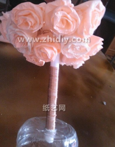 这样的纸玫瑰花花束本身还可以被制作成情人节非常漂亮的情人节礼物