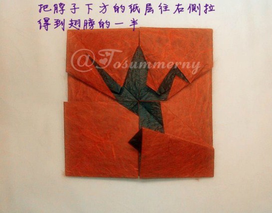 折纸千纸鹤徽章在折叠的过程中巧妙的利用了折纸构型上面的特点和优势