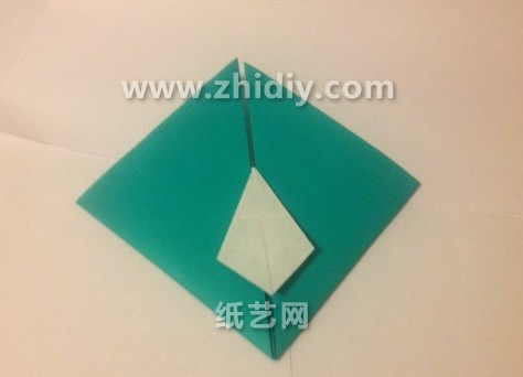 漂亮的领带折纸心从基本的折法上来看还是有别于传统的折纸心制作的
