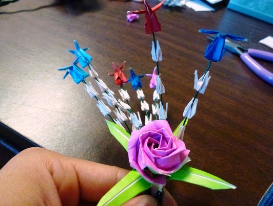 折纸满天星搭配着折纸玫瑰花的花束感还是相当的不错的