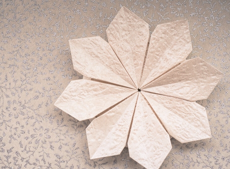用折纸模块组合的方式完成这个折纸雪花的制作