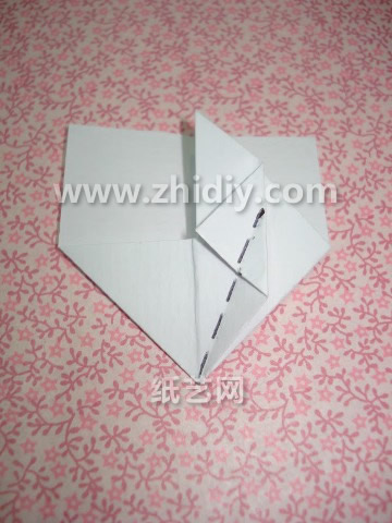 组合折纸花还可以和其他的一些比较有名的折纸制作进行搭配