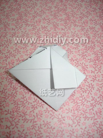 常见的漂亮的折纸花都比较少是使用组合折纸的方式完成制作的