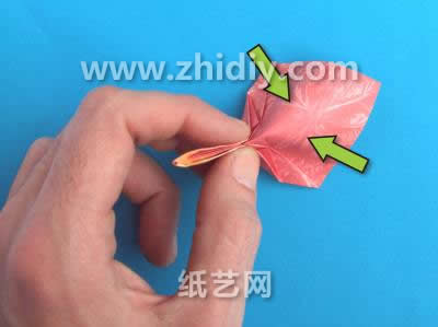 常见的纸艺花制作中以红掌折纸花的制作最为容易