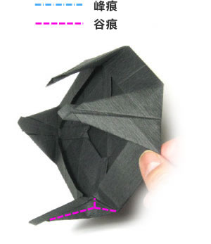 由于采用了CP预折痕的模式所以我们能够从折纸UFO中看到大量具有质感的折叠操作