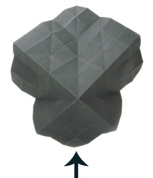折纸构型的独特和最终塑造样式的可爱让我们感受到折纸小桌子制作的乐趣