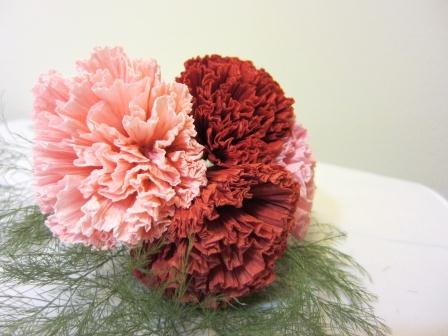 利用棉纸制作漂亮的纸艺康乃馨花朵的图解教程手把手教你制作母亲节的康乃馨花朵