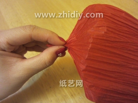 棉纸手工制作的纸艺康乃馨还可以被用来同折纸玫瑰花进行一个搭配