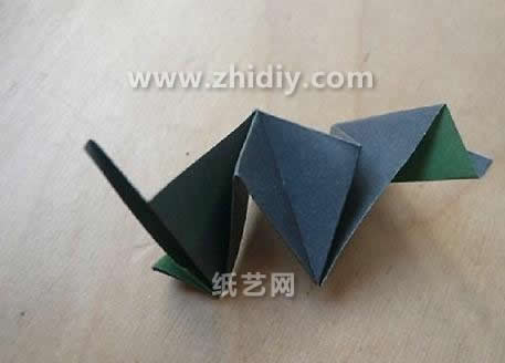有效的折叠是保证折纸花球最终艺术效果的一个关键点