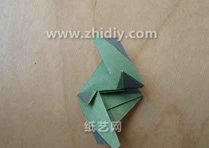 将基本的折纸模块外缘的结构进行弯曲的处理而展现立体感出来