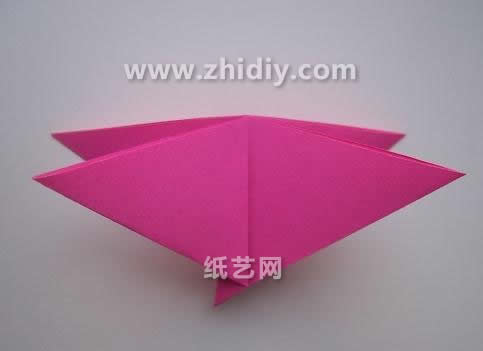 儿童折纸胸花同时也可以作为折纸花束中的一个装饰来存在