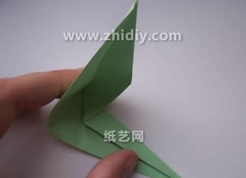 通过这样的塑形构造使得儿童折纸胸花已经呈现出我们所要的效果来了