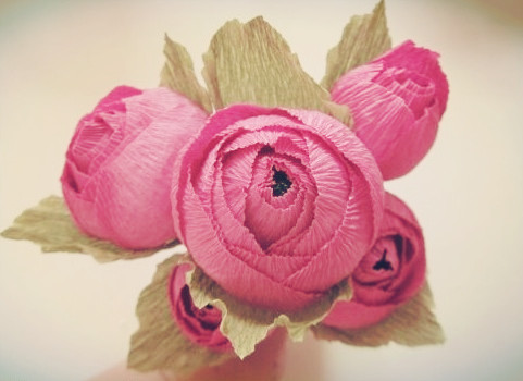 即使使用皱纹纸制作玫瑰花同样需要整形的帮助来使得玫瑰花更漂亮