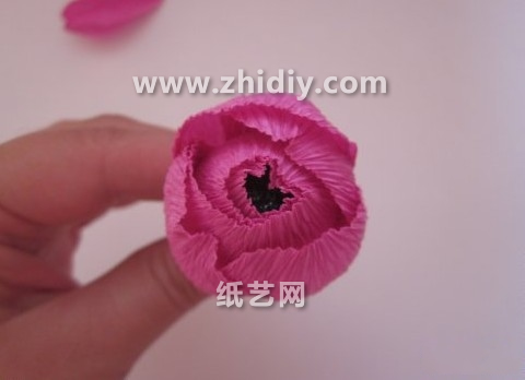 这个皱纹纸玫瑰花巧妙的使用了糖果这样一个物品来对塑形起到帮助的作用