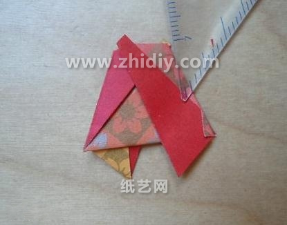 通过组合折纸花球制作展现出一个漂亮的樱花的构型