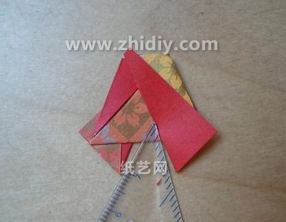 经典的组合折纸花球的折法能够塑造出漂亮的折纸灯笼