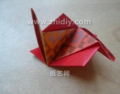 简单的折纸纸球花通过组合折纸的方式让纸球花的构型变得更加的真实和漂亮