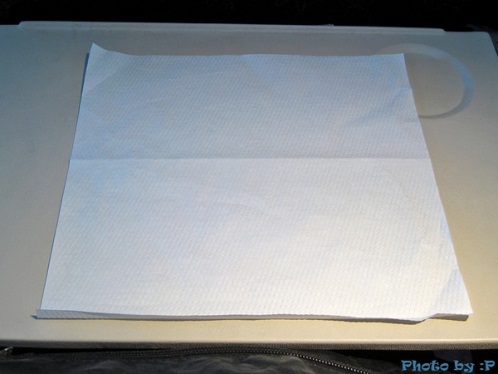 餐巾纸制作纸玫瑰花从立体构型和最终折叠效果来看都属于简单的折纸玫瑰花