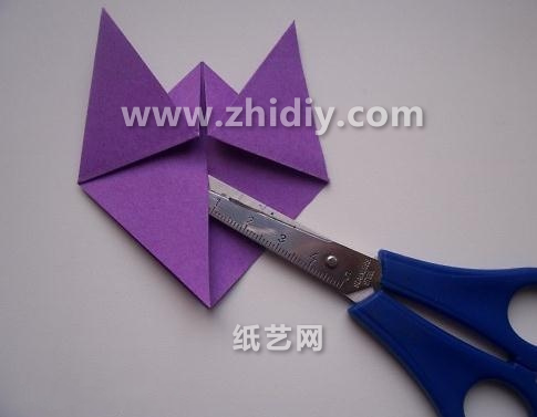 剪刀的使用极大的简化的手工折纸海龟制作中效果