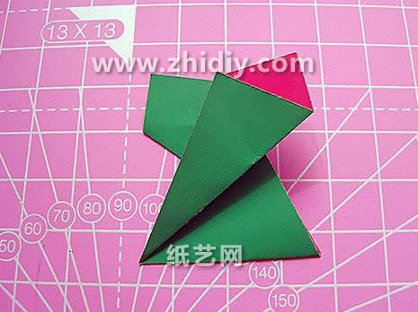 对称的折叠是保证纸球花立体构型塑造完整的一个关键的部分