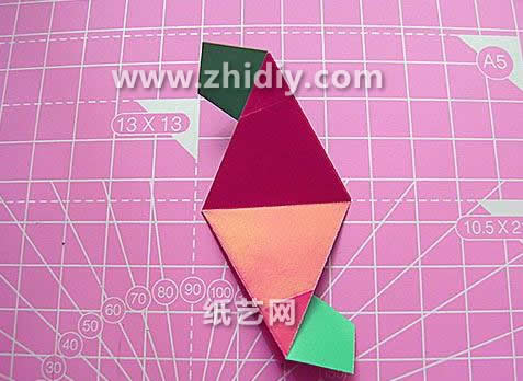 双色纸张的选择可以增加折纸灯笼花球的立体感样式