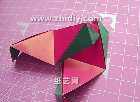 利用手工折纸花球的制作来塑造出从构型上更加完整的纸球花制作