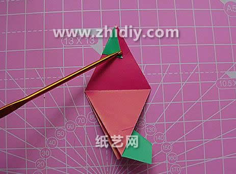 有效的折叠是保证折纸花球最终组合之后立体效果的一个关键