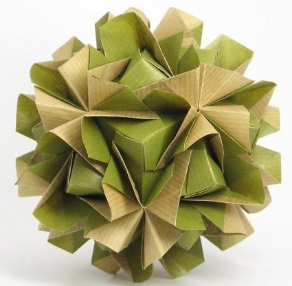 最终完成制作之后的折纸花球和折纸灯笼看起来十分的漂亮
