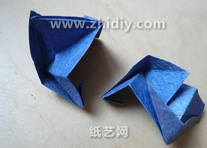 现在这个折纸纸球花看起来已经很像是漂亮的折纸灯笼制作构型了