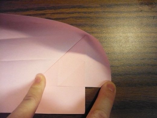 折纸心形盒子本身就是一个十分不错的折纸收纳盒的制作教程