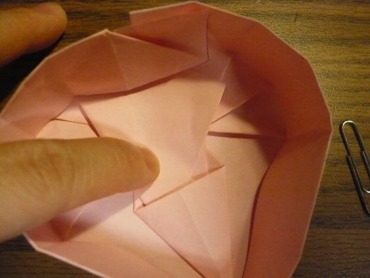 折纸心盒子制作出来的心形的手工折纸盒具有极好的艺术美感和立体感