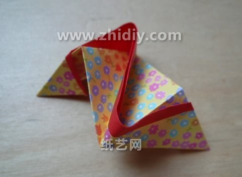 这个折纸花球本身还可以被当做是情人节馈赠大家的好礼物