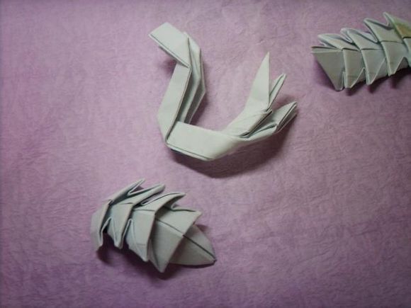 一些基本的折纸技巧也可以在手工折纸神龙中得到体现