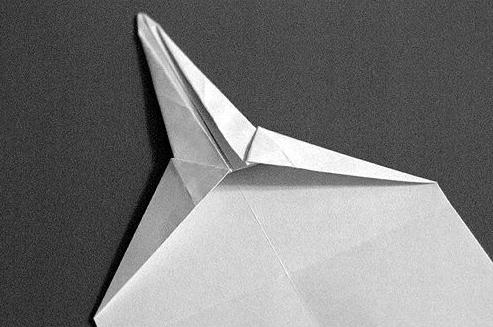 折纸米格29从构型上看起来就比其他传统的折纸飞机要更加的酷一些