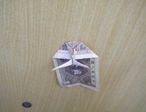 折纸人字拖在具体制作的时候才用的就是大家熟悉的钱币折纸的方法