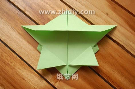 完成制作的之后的儿童折纸乌龟从样式上看起来有些像是折纸星星