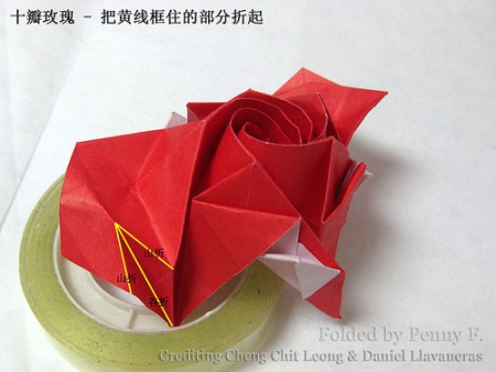 十瓣折纸玫瑰花本身看起来就像是一个独特折纸花朵的创新式折叠教程