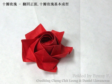 完成制作之后的十瓣折纸玫瑰花具有极好的立体和艺术美感在其中