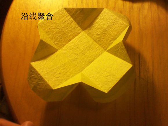 简单有趣的折叠帮助我们更好的利用手工折纸玫瑰花的构型和盒子