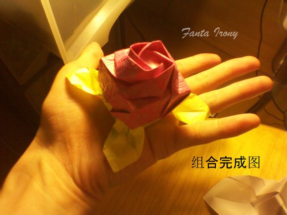 最终完成制作之后的折纸玫瑰花叶盒的折法图解教程一步一步的教你制作折纸玫瑰花盒子