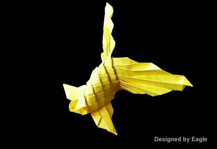 制作到这里之后已经展现出来的折纸金鱼的塑形更加的动人