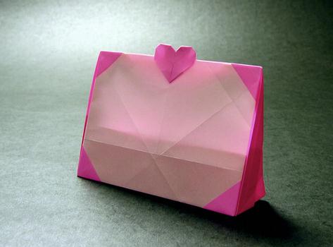 手工折纸心折纸相框非常适合作为七夕情人节的手工折纸礼物