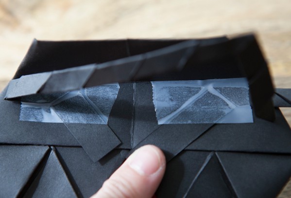 整体的折叠保证了折纸太阳镜不错的质感和折叠出来之后的效果
