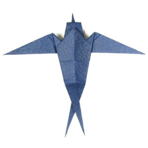 最终完成制作的折纸燕子从立体构型和折叠效果上来看还是不错的