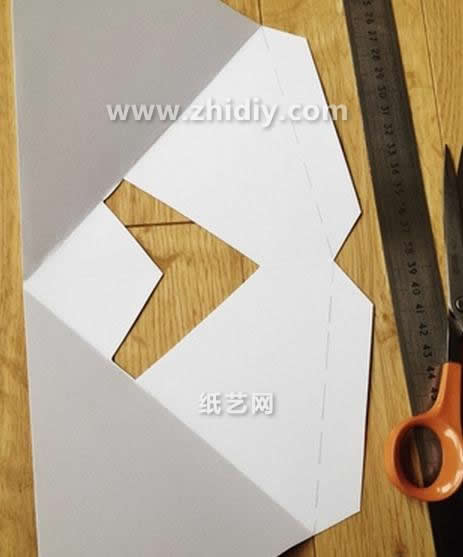 手工折纸图解教程帮助你一步一步的完成这个折纸智能手机座的制作