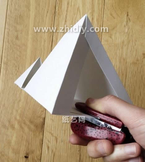 常见的各种类型的折纸图解教程提供给大家一个很好的折纸智能手机座的制作方法