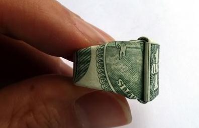 学习美元折纸戒指的制作可以将一个漂亮的折纸戒指展现出来